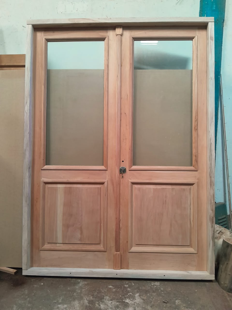 Puerta doble de madera maciza con vidrios — Fincas de San Vicente, San Vicente, Zona Sur
